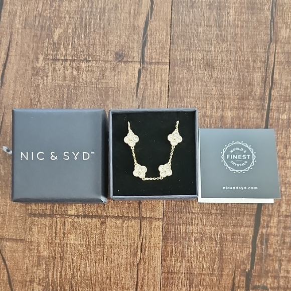 Elegant Gold and Silver Floral Bracelet - Picture 2 of 3